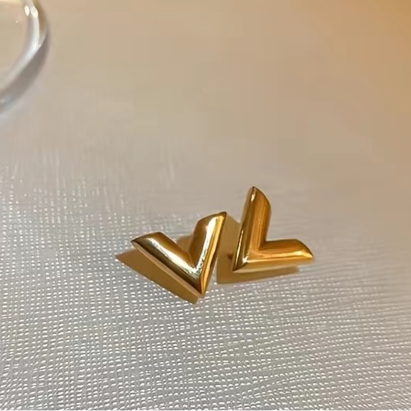V Shaped Earrings Designer Look Gold Plated - Picture 2 of 4